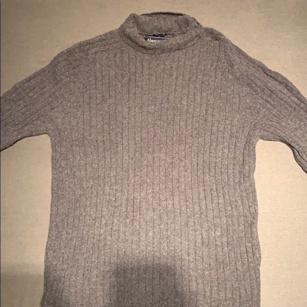 Men’s charcoal long sleeve muscle sweater.